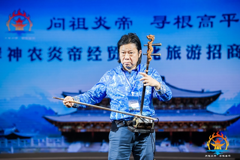 Komposer dan penghibur peringkat tertinggi negara, Bian Liunian memain Erhu Solo bertajuk “Lumba Kuda”. (foto: People.cn)