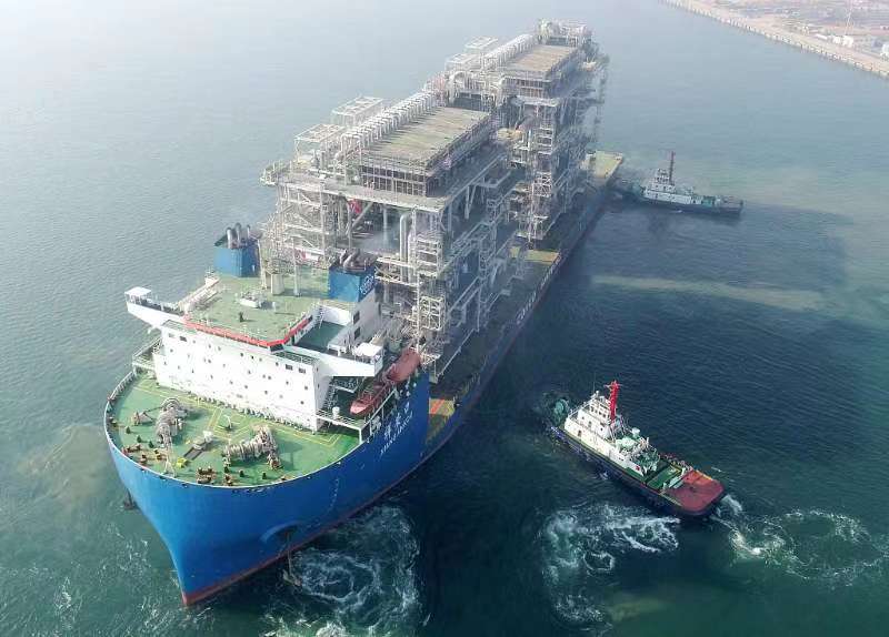 Loji modular LNG bersepadu pertama di dunia kelihatan berlepas ke Kanada dari Qingdao, provinsi Shandong.