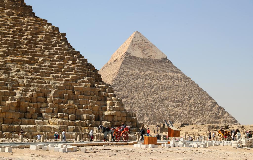 Pelancong melawat Piramid Agung Giza di Mesir pada 1 Mei. (Xinhua/Sui Xiankai)