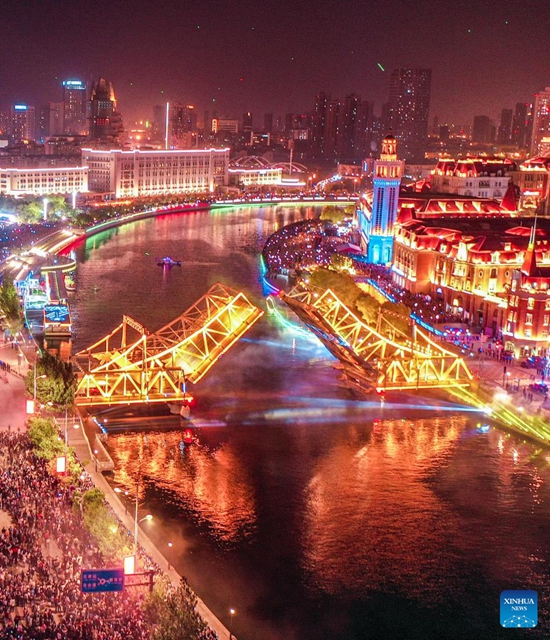 Jambatan Jiefang Warnai Pemandangan Malam Tianjin