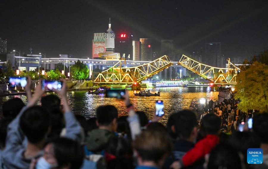 Jambatan Jiefang Warnai Pemandangan Malam Tianjin