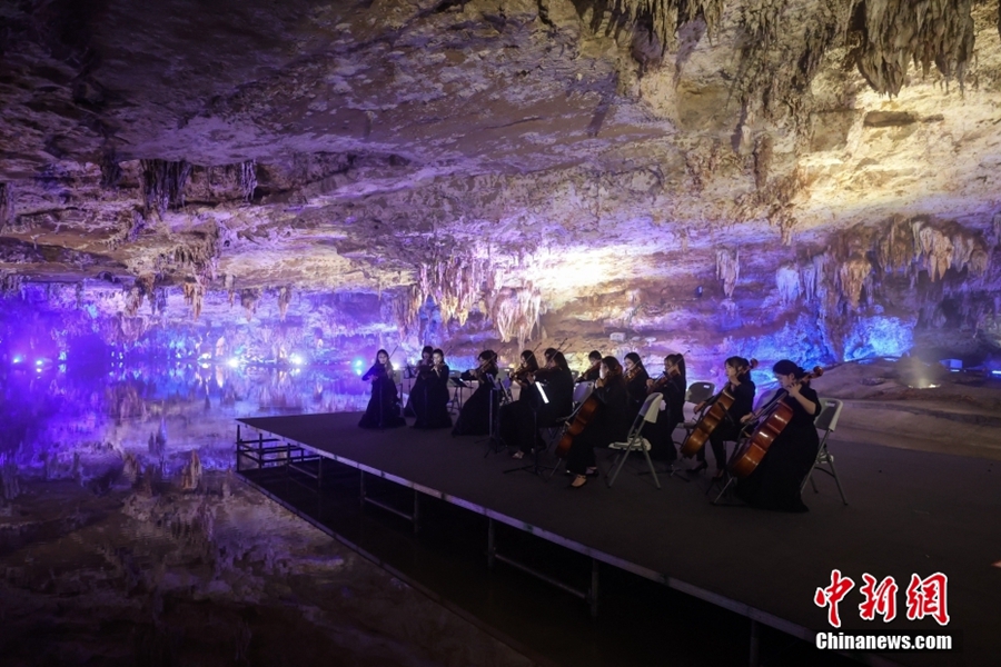 Konsert Alat Tali di Gua Karst Guizhou