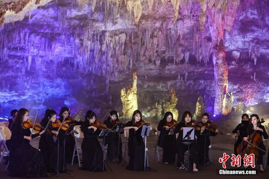 Konsert Alat Tali di Gua Karst Guizhou