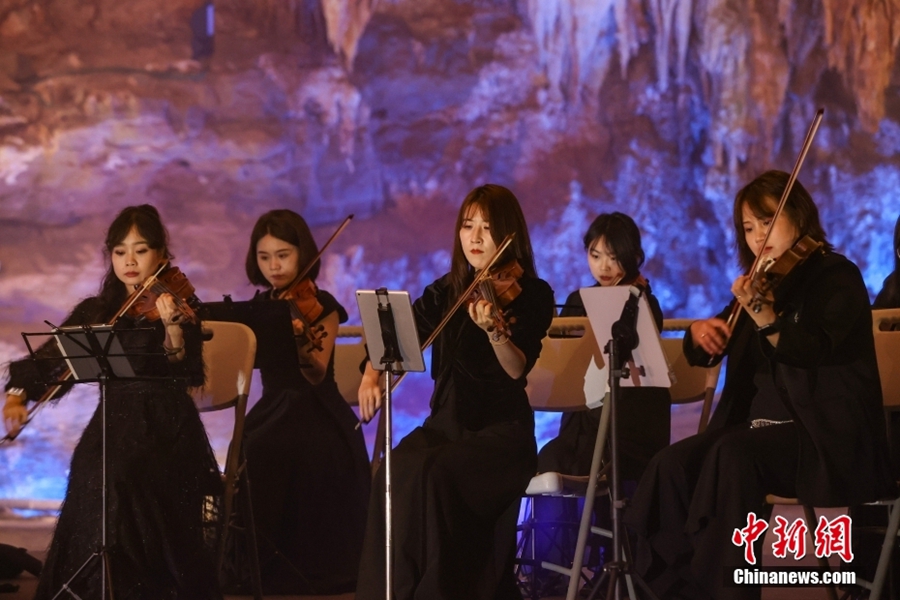 Konsert Alat Tali di Gua Karst Guizhou