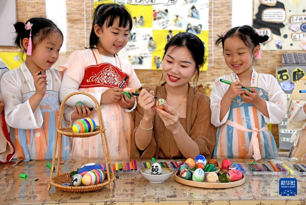Makan telur rebus adalah salah satu adat Hari Lixia bagi mendoakan kesihatan. Gambar ini menunjukkan murid-murid tadika di Taizhou, Zhejiang, menghias telur rebus pada 5 Mei. (Xinhua/Wang Huabin)
