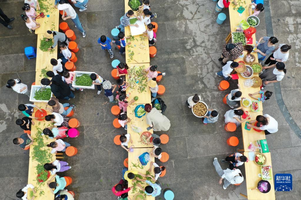 Makan Nasi Lixia (diperbuat daripada pulut, kacang dan bakon) antara salah satu adat Hari Lixia. Gambar ini menunjukkan cikgu-cikgu dan murid-murid tadika di Huzhou, Zhejiang, membuat persiapan untuk jamuan makan Nasi Lixia pada 5 Mei. (Xinhua/Ni Lifang)
