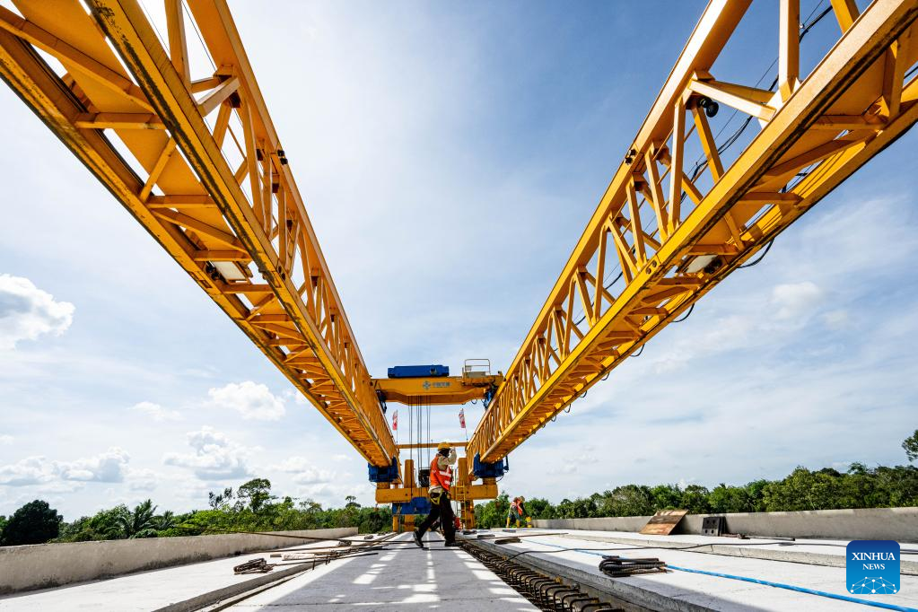 Pekerja di tapak pembinaan Laluan Rel Pantai Timur (ECRL), projek infrastruktur utama di bawah Inisiatif Jalur dan Laluan (BRI) di Kelantan, Malaysia, 26 April 2023. (Xinhua/Zhu Wei)