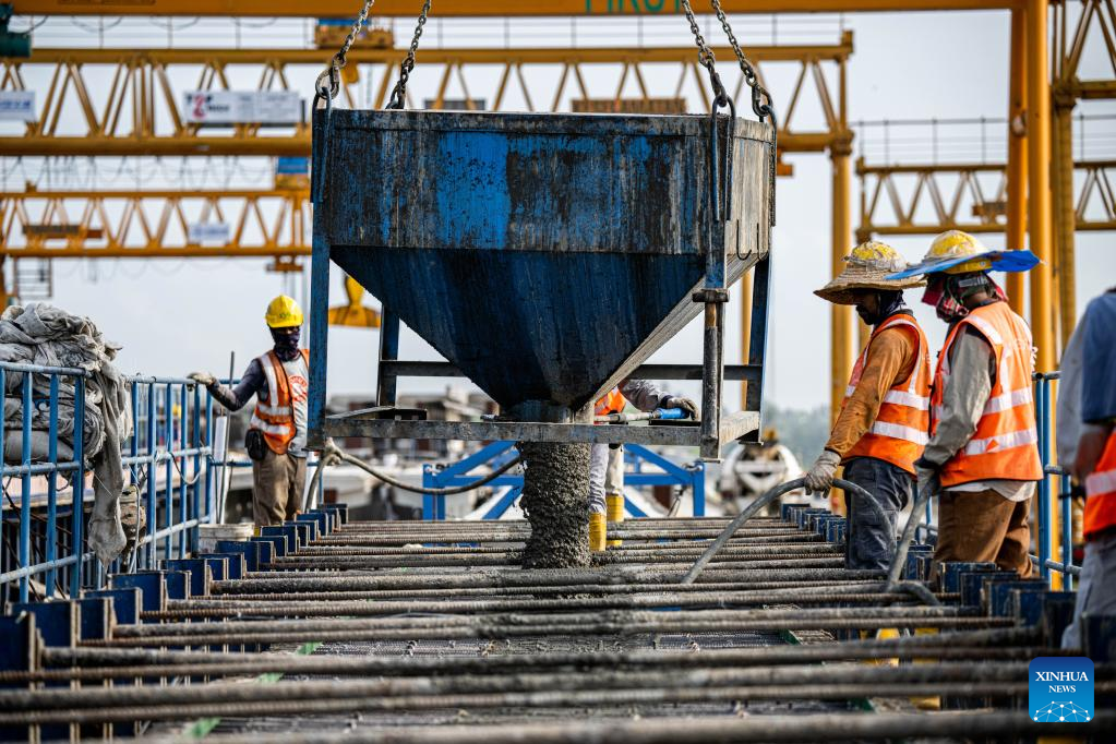 Pekerja bertugas di pekarangan rasuk Laluan Rel Pantai Timur (ECRL), projek infrastruktur utama di bawah Inisiatif Jalur dan Laluan (BRI) di Kelantan, Malaysia, 26 April 2023. (Xinhua/Zhu Wei)