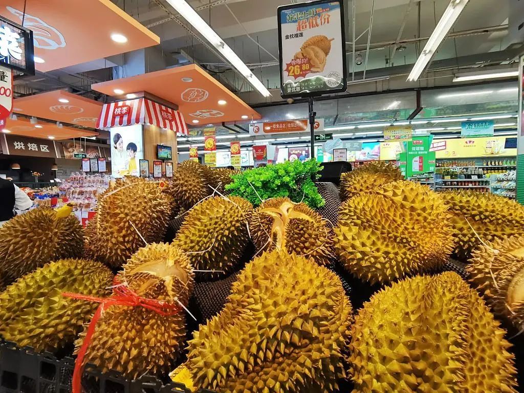 Durian laris di pasar buah-buahan di China. Harganya menurun kepada sekitar 40 yuan per kilogram.