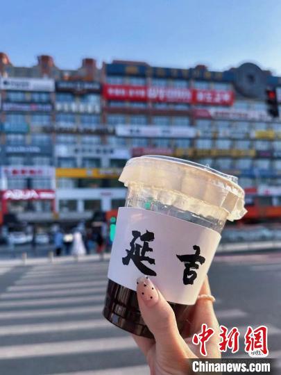 Pelancong mengambil gambar kopi yang tercetak aksara “Yanji”. (Gambar ihsan Jabatan Publisiti Bandar Yanji)