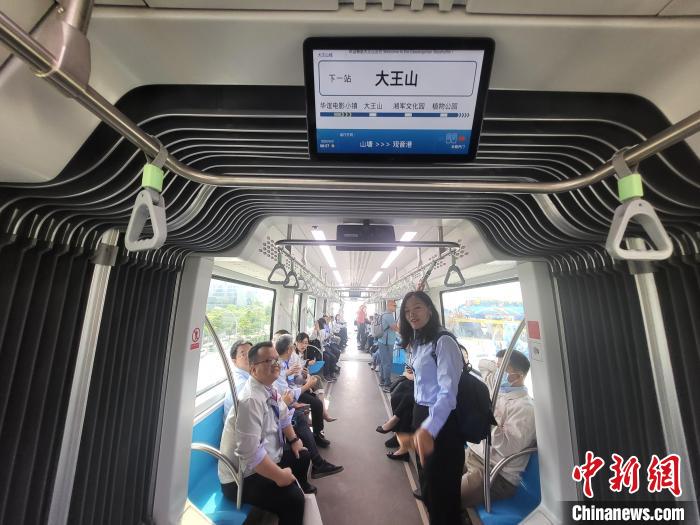 Laluan pelancongan Bas Awan (Sky Shuttle) beroperasi secara rasmi. (foto: Tang Xiaoqing/Chinanews.com)