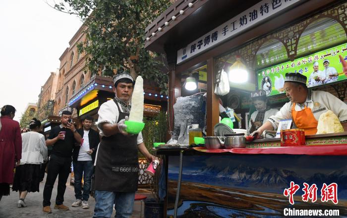 Pekedai membuat ais parut berperisa yogurt di Bazar Khan, Kashgar, Xinjiang. (Sun Tingwen)