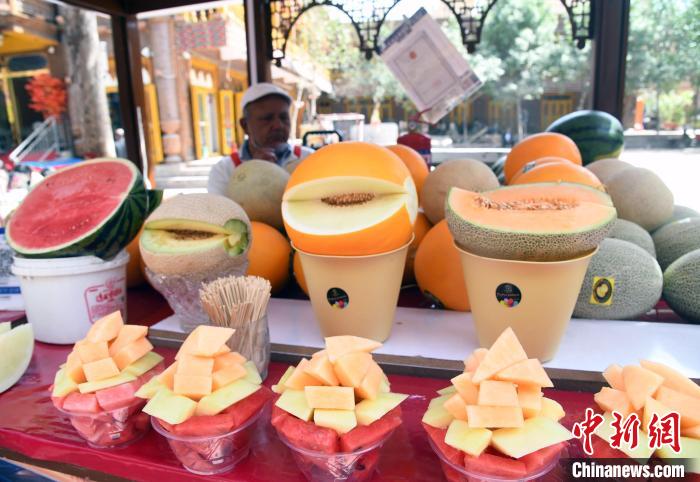 Buah-buahan yang dijual di Bazar Khan, Kashgar, Xinjiang. (Sun Tingwen)