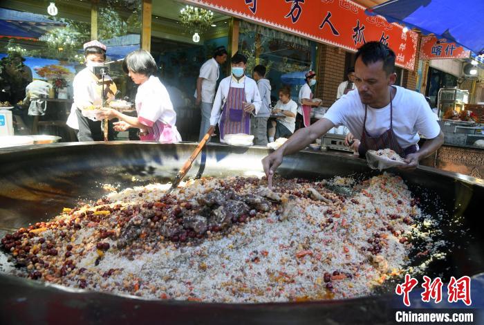 Nasi pilau yang dijual di dalam kawah di Bazar Khan, Kashgar, Xinjiang. (Sun Tingwen)