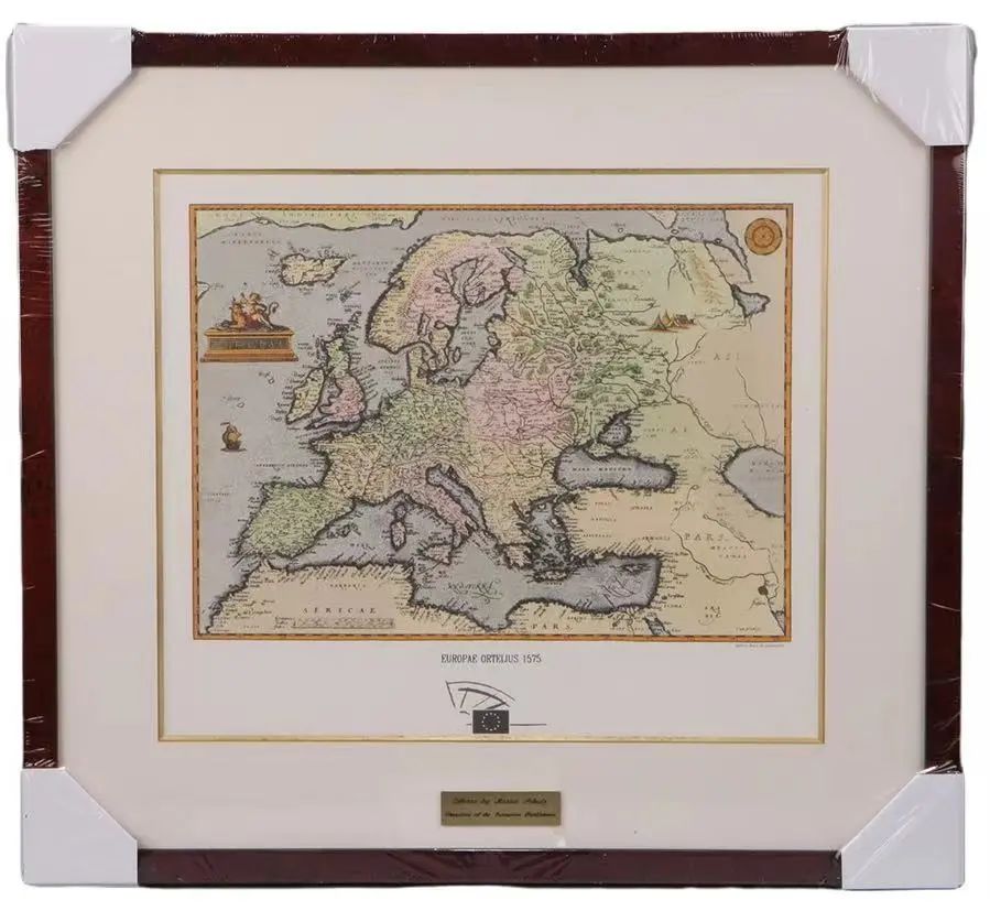 Peta Eropah yang dihadiahkan daripada Martin Schulz, Presiden Parlimen Eropah semasa, kepada Presiden Xi Jinping pada Mac 2014.