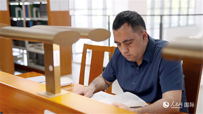 Rahman berada di bilik belajar universiti. (Zhang Wenjie)