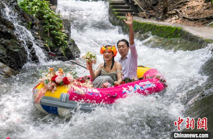 Sepasang pengantin yang menyertai acara perkahwinan hanyut kali ini. (foto: Liu Qing/Chinanews.cn)