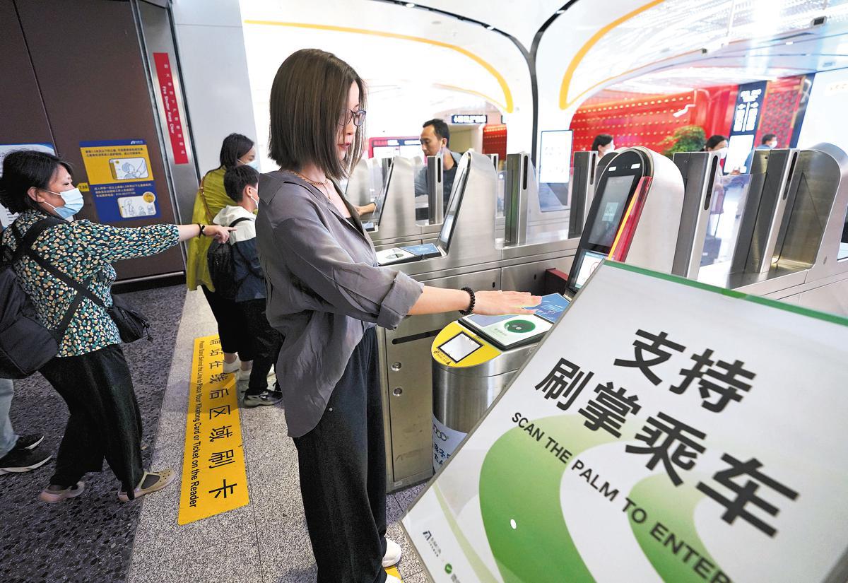 Beijing memperkenalkan akses cap tapak tangan pada laluan kereta api bawah tanah. (foto: Cui Jun/China Daily)