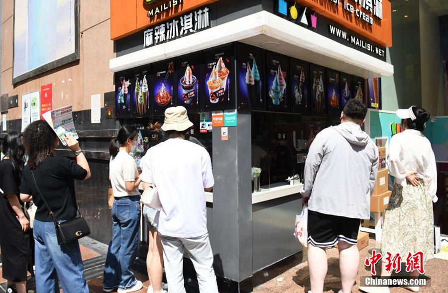 Kedai di zon perniagaan Jiefangbei di Chongqing, China memperkenalkan aiskrim pedas. (foto: Zhou Yi/Chinanews.cn)