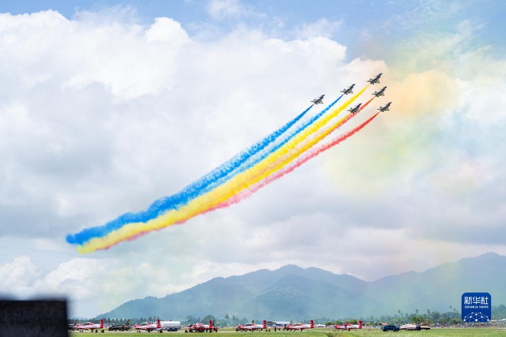 Pasukan aerobatik Tentera Udara China Beraksi pada LIMA 2023