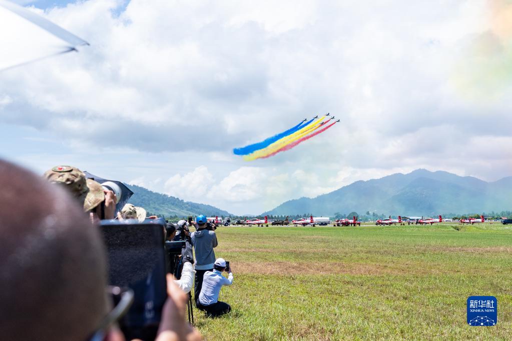 Pasukan aerobatik Tentera Udara China Beraksi pada LIMA 2023