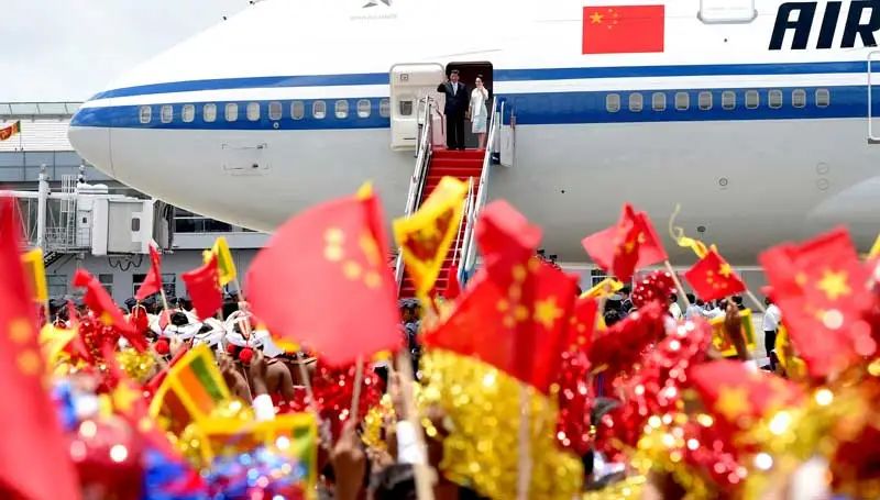 Presiden Xi Jinping dan isterinya, Peng Liyuan melambai kepada orang ramai ketika membuat lawatan rasmi ke Sri Lanka pada 16 September 2014.