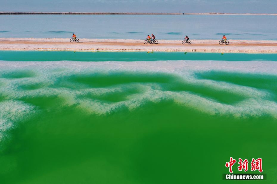 Foto ini menunjukkan peserta menunggang basikal melalui Tasik Emerald. (foto: Jia Haiyuan/Chinanews.cn)