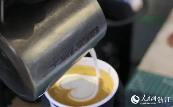 Seorang barista membancuh latte di warung kopi Deep Blue. (People