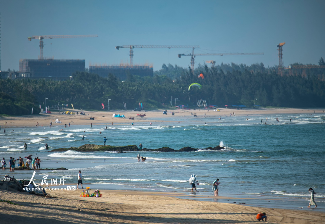 Luncur Air Sedang Rancak di Hainan