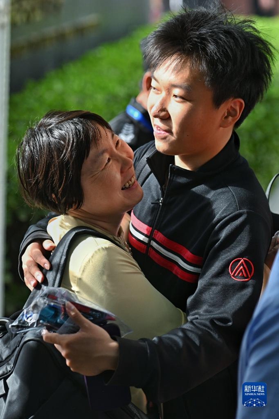 Pada 7 Jun, di luar salah satu pusat ujian di Beijing, ibu memeluk anaknya yang akan menduduki peperiksaan. (foto: Li Xin/Xinhua)