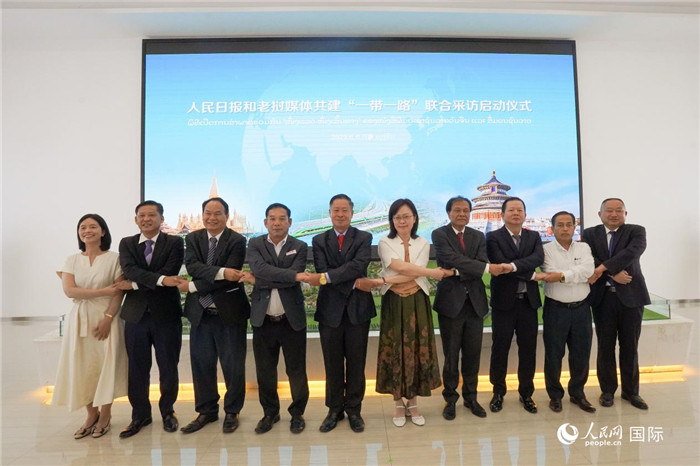 Temu bual bersama Akhbar Renmin Ribao (People’s Daily) China dan media Laos tentang pembinaan bersama Inisiatif Jalur dan Laluan (BRI) dilancarkan di Vientiane, Laos pada 6 Jun. (People’s Daily Online/Zhao Zhen)