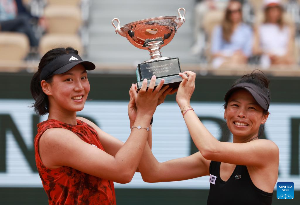 Wang Xinyu (kiri) dari Tanah Besar China dan Hsieh Su-Wei (kanan) dari Taipei, China menjulang trofi Simonne Mathieu selepas memenangi kategori beregu wanita French Open 2023 di Paris, Perancis pada 11 Jun, 2023. (foto: Gao Jing/Xinhua)