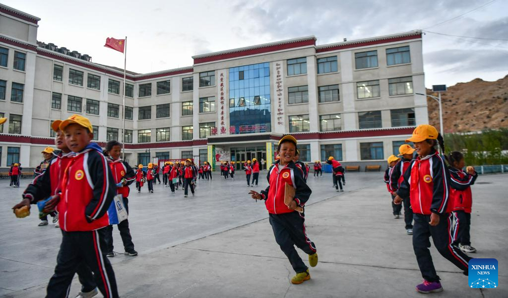 Murid-murid balik ke asrama selepas kuliah malam di sebuah sekolah rendah di pekan Zhaxizom, kaunti Tingri, bandar Xigaze, wilayah autonomi Tibet, barat daya China, 5 Jun 2023.