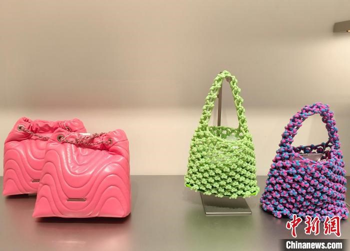 Beg berwarna terang dilihat di kedai baju di Changsha, Hunan pada 10 Jun.