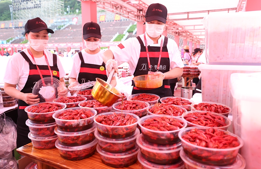 Kakitangan sebuah hotel di pekan Xuyi menyediakan udang galah untuk ribuan orang. (foto: Xu Changyin/People.cn)