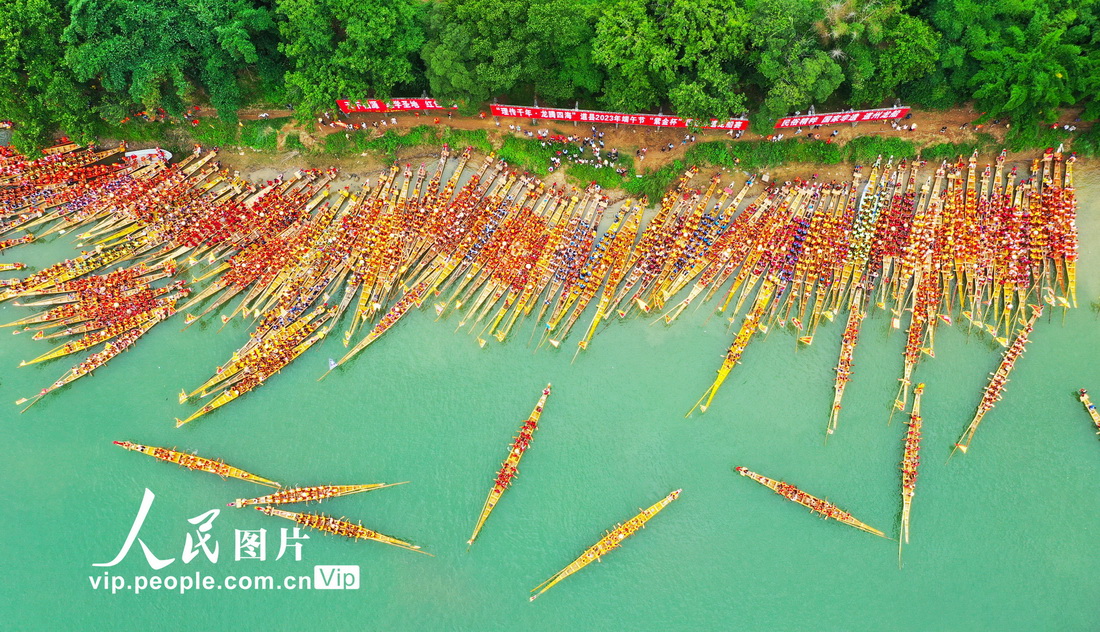 Seratus perahu naga berlumba di Sungai Xiang, menyambut Pesta Duan Wu pada 17 Jun.