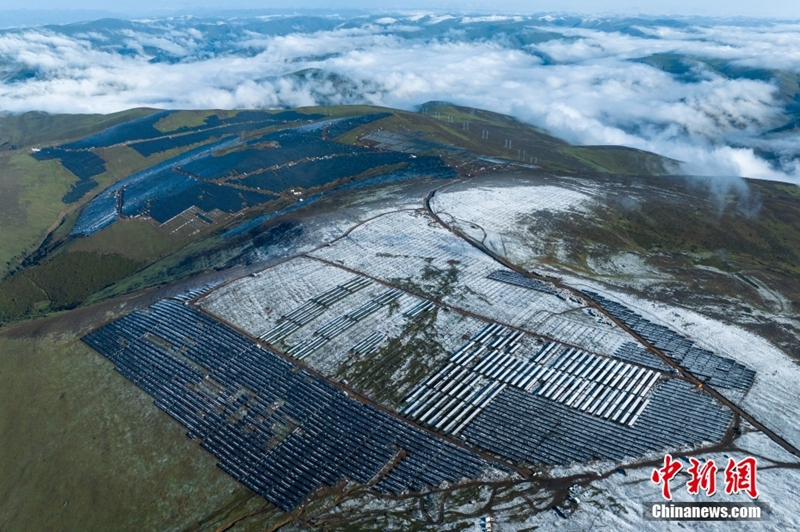 Foto udara ini menunjukkan sebahagian daripada stesen jana kuasa fotovolta di provinsi Sichuan. (foto: Liu Zhongjun/People.cn)