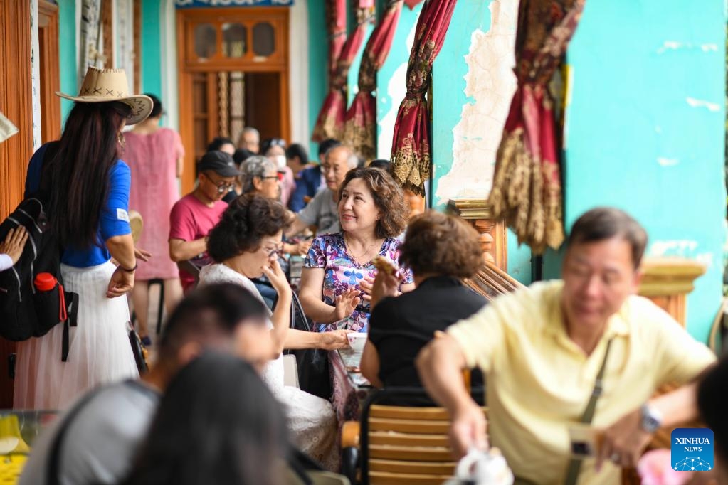 Orang ramai menghabiskan masa lapang mereka di kedai teh di kawasan berpemandangan indah bandar purba Kashgar, Wilayah Autonomi Uygur Xinjiang, barat laut China, 13 Jun 2023. (foto: Hu Huhu/Xinhua)