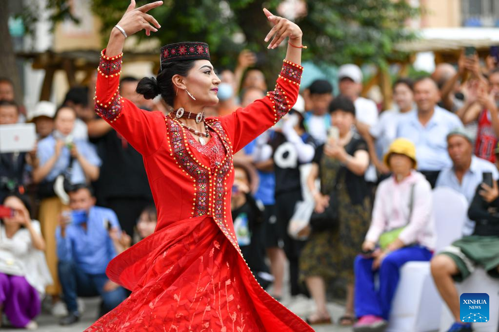 Seorang seniman membuat persembahan warisan budaya tidak ketara di kawasan pelancongan bandar purba Kashgar, Wilayah Autonomi Uygur Xinjiang barat laut China, 14 Jun 2023. (Xinhua/Hu Huhu)