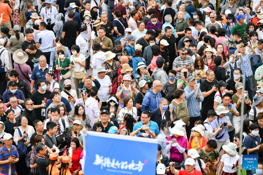 Foto ini menunjukkan pelancong di pintu timur kawasan berpemandangan indah bandar purba Kashgar, Wilayah Autonomi Uygur Xinjiang, barat laut China, 14 Jun 2023. (foto: Hu Huhu/Xinhua)