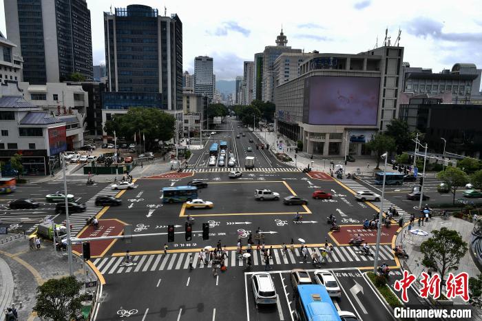 Gambar ini menunjukkan lintasan pejalan kaki baharu di Fuzhou, yang dikatakan agak mirip Ludo gergasi. (Foto/Zhang Bin)