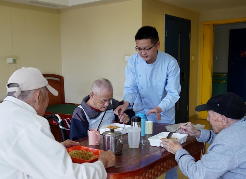 Wang Cheng membantu orang tua masa makan tengah hari di pusat kebajikan pada 28 April. ()