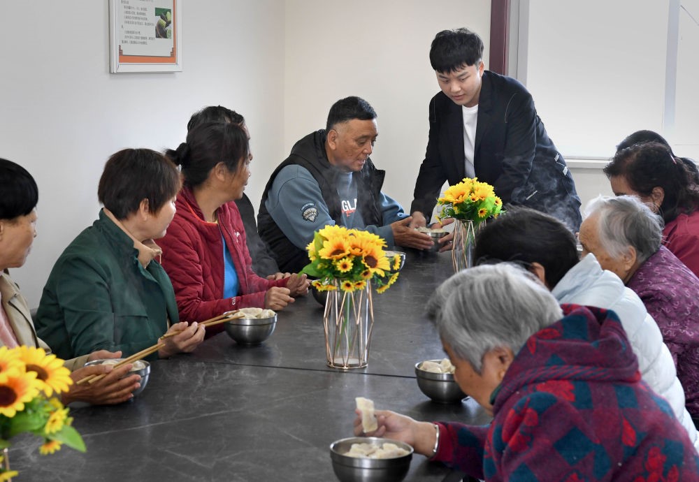 Fan Jinlin menghidangkan ladu yang siap dimasak kepada orang tua di pusat kebajikan pada 25 April.