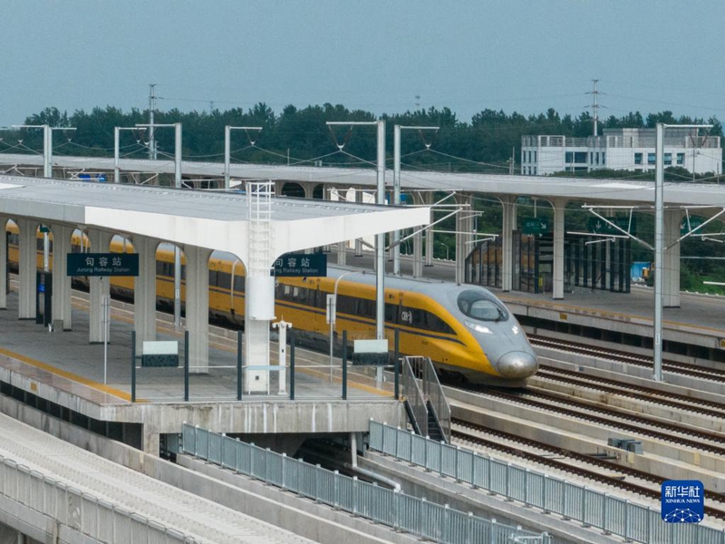 Foto udara yang diambil pada 3 Julai ini menunjukkan kereta api Shanghai-Nanjing melalui stesen Jurong dalam ujian. (foto: Wang Tianyu/Xinhua)