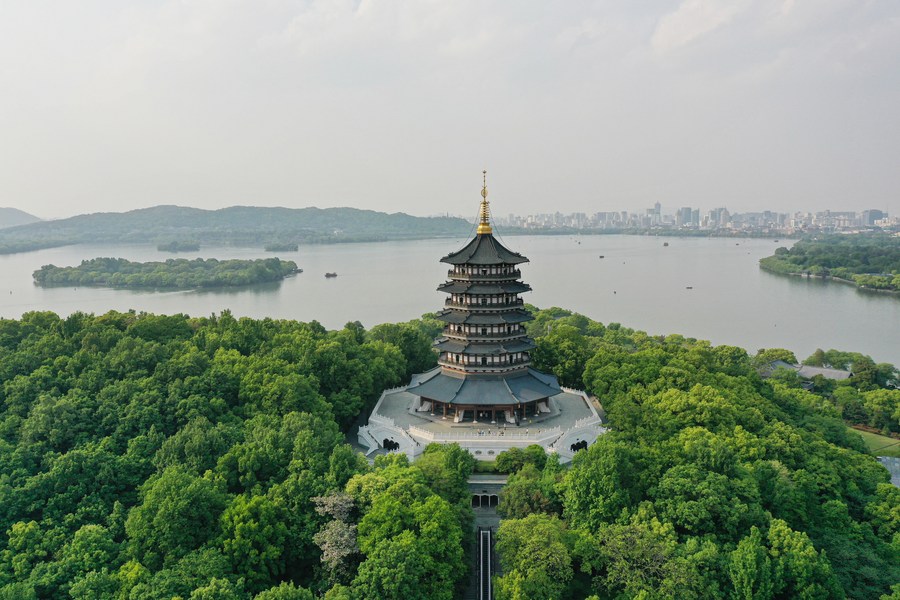 Foto udara yang diambil pada 19 April 2022 ini memaparkan panorama kawasan peranginan Tasik Barat di Hangzhou, provinsi Zhejiang, timur China. (Xinhua/Huang Zongzhi)