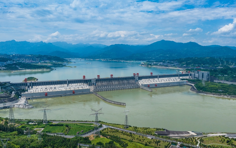 Empangan Tiga Gaung dan talian pembekalan luar tebing kanan dapat dilihat dalam foto dron yang diambil di bandar Yichang, provinsi Hubei pada 10 Julai. (foto: Zheng Jiayu/Xinhua) 