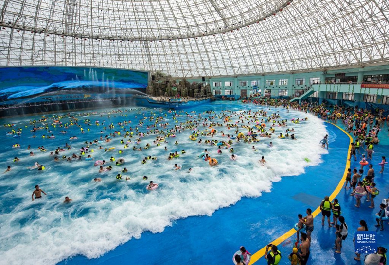 Pelancong bermain di Pavilion Tsunami yang terletak di bandar Wuhu, provinsi Anhui pada 8 Julai. (foto: Xiao Benxiang/Xinhua)