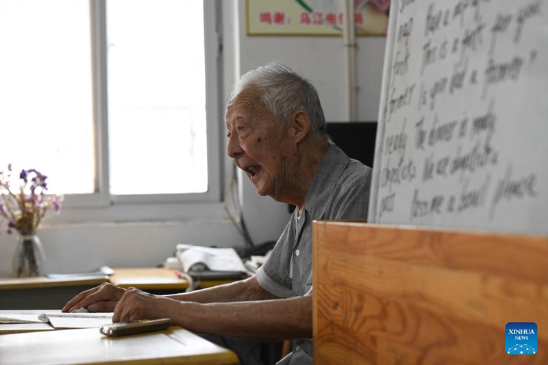 Ye Lianping mengajar bahasa Inggeris di “rumah untuk anak-anak yang ditinggalkan” di kampung Buchen, kaunti Hexian, provinsi Anhui, timur China, 29 Jun 2023. (Xinhua/Zhang Duan)