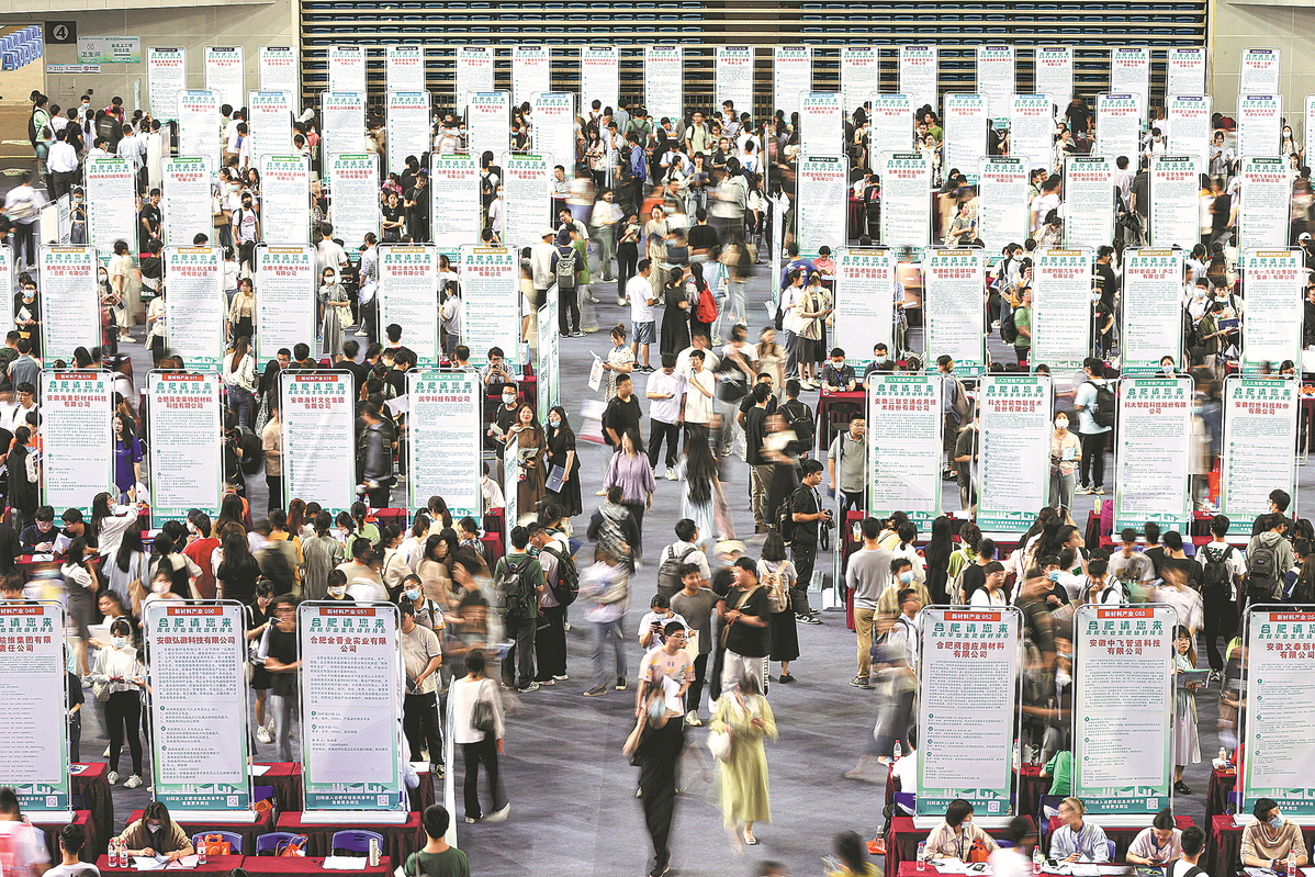 Satu pameran kerjaya untuk graduan universiti diadakan di Pusat Sukan Hefei, provinsi Anhui pada 29 Mei. (WANG YISHENG/untuk CHINA DAILY)