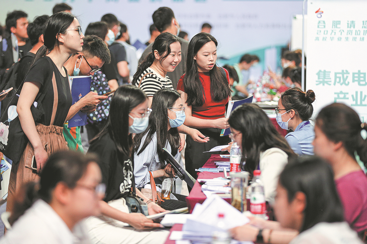 Graduan menyerahkan resume dan membuat pertanyaan pada pameran kerjaya. (WANG YISHENG/untuk CHINA DAILY)